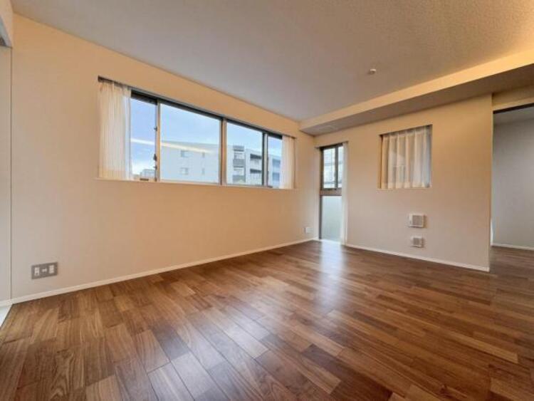 居間 ●〇オープンでのびやかな空間を生み出す、こだわりの広がりとゆとり。家族と過ごす時間を大切にしたい方にぴったりの明るくゆとりある住空間です。南側の窓からの日差しがリビングの中までしっかりと届きます　〇●