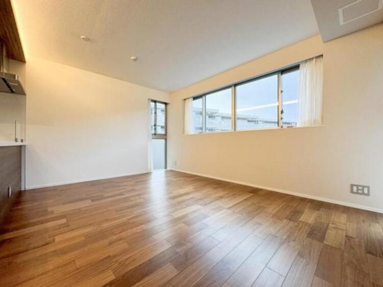 居間 ●〇ＬＤＫのメインとなる大きな窓。通常サイズより大きめの開口部から暖かい陽射しが長い時間射し込みます。天気の良い日は是非窓を開けて風通しの良さもご体感下さい。明るいＬＤＫがご家族団欒の時を包みます〇●