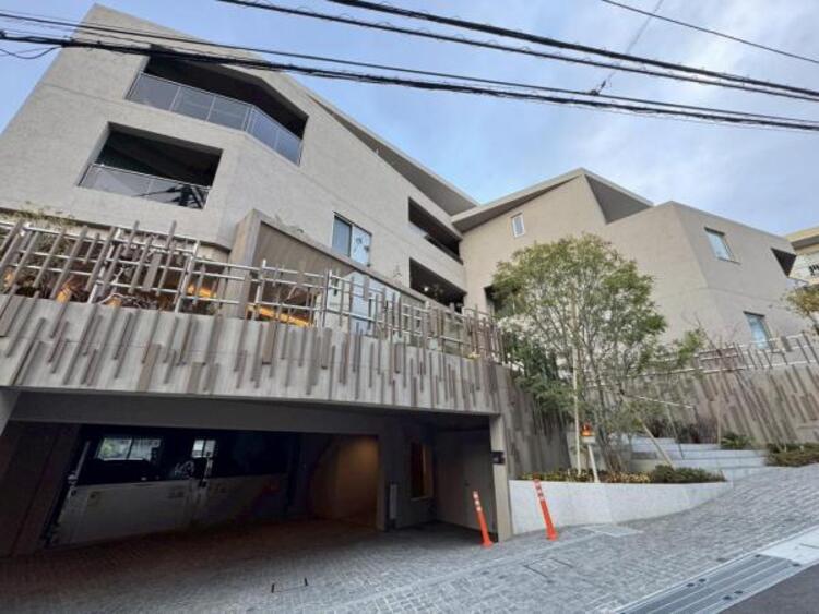 外観 ●〇住むほどに深まる愛着、使い込むほどに馴染む風合いを大切にしていただけるデザインに。周辺の利便性や豊かな住環境など立地面でも魅力が多く、今も、これからもずっとここで生活したい。そう思える住宅です〇●