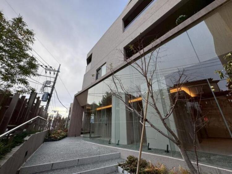 外観 ●〇ここから始まる「日常」はご家族にとってかけがえのない時間となります。少しでも豊かに、快適に。そんな想いから本邸宅は生まれました。周辺には利便性の高い施設や緑にあふれ、永住の地に相応しい環境です〇●