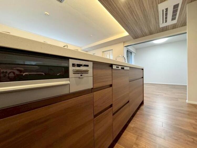 キッチン ●〇新しいキッチンは気分も上がり、家事も楽しくできそう。お手伝いをしてくれるお子様と並んで立てるキッチンは、ご家族のコミュニケーションを育む場として活躍します。収納力が高い事も大事なポイントです〇●