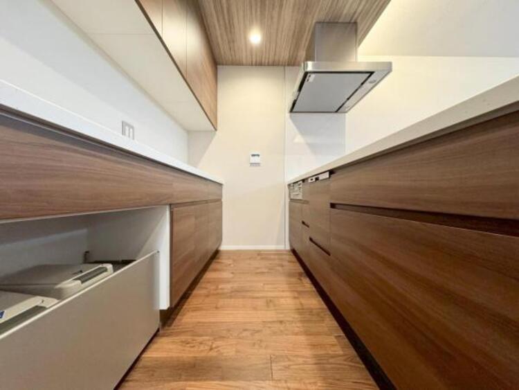 キッチン ●〇家族で並んでクッキング。皆でわいわい楽しく作るお料理は愛情たっぷりのごちそうに。キッチンで過ごす家族時間は大人になっても心に残る素敵なオンリーワンの思い出に。食後の片付けも苦にならない空間です〇●