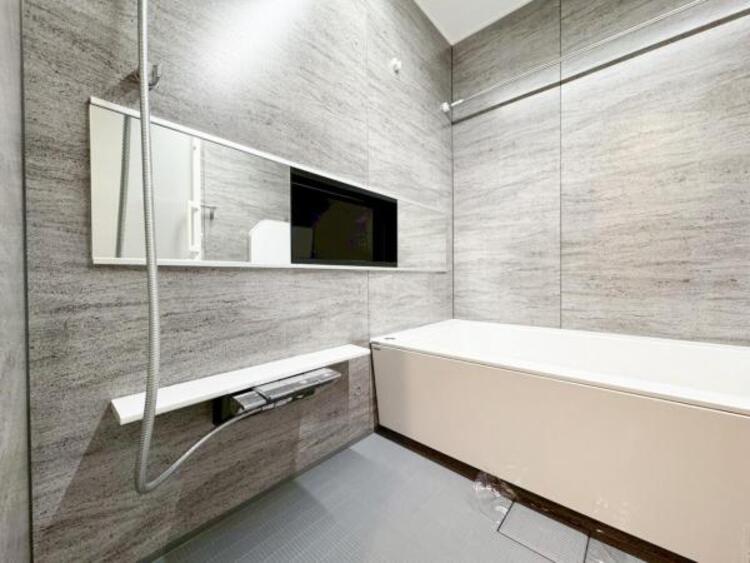 風呂 ●〇ゆとりをもった広さ、白ベースに清潔感ある空間です。もちろんウォシュレットも完備しております。小物を収納するスペースがあるのも良いですね。毎日頻繁に利用する大切な空間だからこそ、こだわりたいです〇●