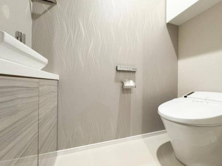 トイレ ●〇ゆとりをもった広さ、白ベースに清潔感ある空間です。もちろんウォシュレットも完備しております。小物を収納するスペースがあるのも良いですね。毎日頻繁に利用する大切な空間だからこそ、こだわりたいです〇●