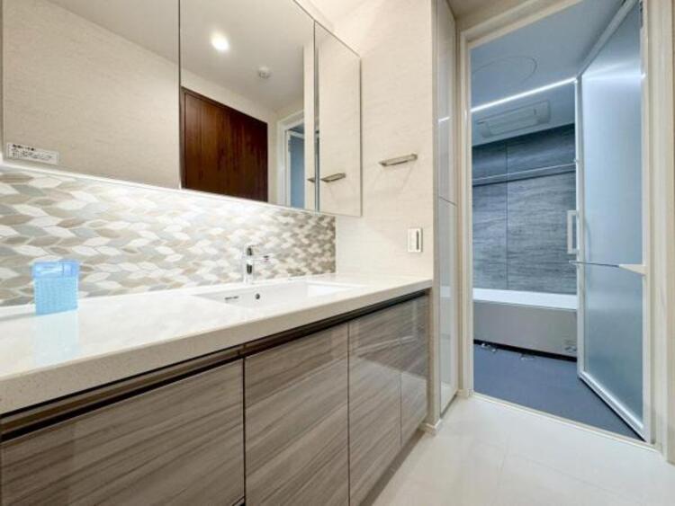 洗面 ●〇平日の朝であっても、落ち着きとくつろぎを感じられる。歯磨き粉が行方不明になるようなごちゃごちゃ感も解消。収納力の高い洗面所です。　コーディネートされた空間で気持ちよく身だしなみを整えられます　〇●