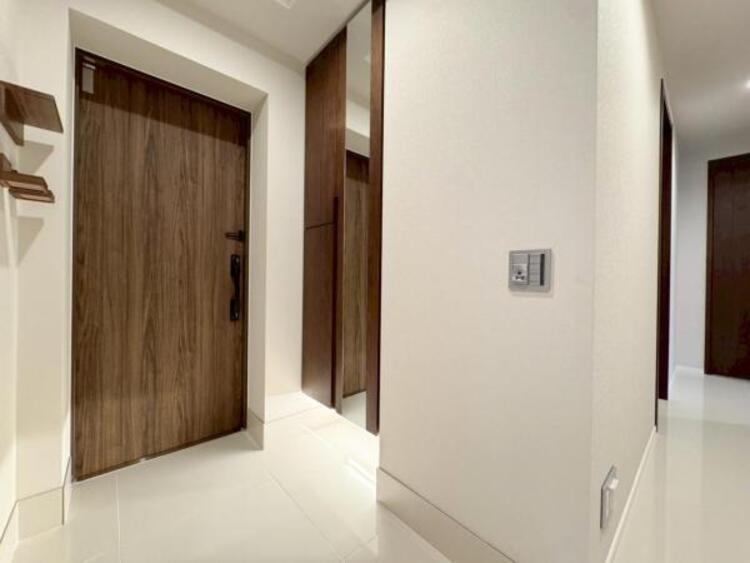 その他 ●〇お客様を迎える玄関は落ち着いた雰囲気。帰る度に洗練されたテイストの空間に迎えられ誇りと喜びを感じる玄関まわりです。そんな安らぎに満ちた生活空間を予感させる生活イメージが湧き出てきそうな物件です〇●