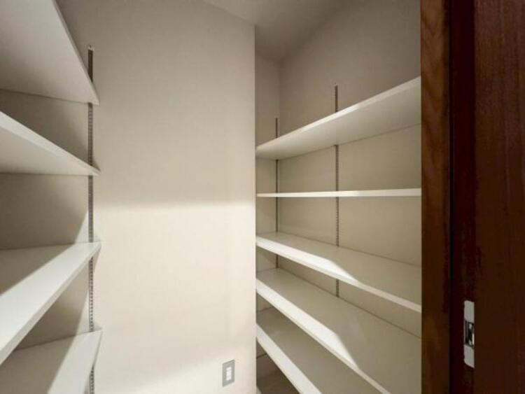 その他 ●〇住まいの第一印象を決める玄関スペース。収納力が高い下足入れを設置しており、高級感と清潔感を演出しました。小窓からの採光で明るい設計です。気持ちの良い気分でお出かけする事ができ、帰宅時も良い気分〇●