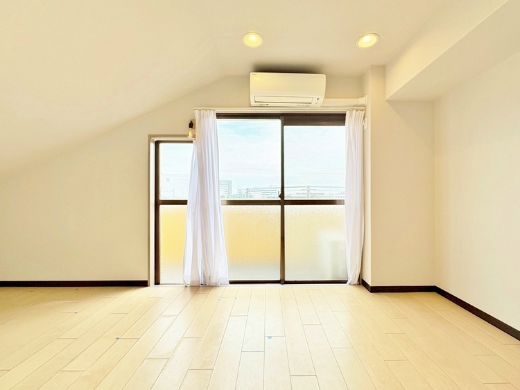 居間 居心地の良い空気感は、暮らしのステージを彩り、心からのやすらぎと満足感を与えてくれます。