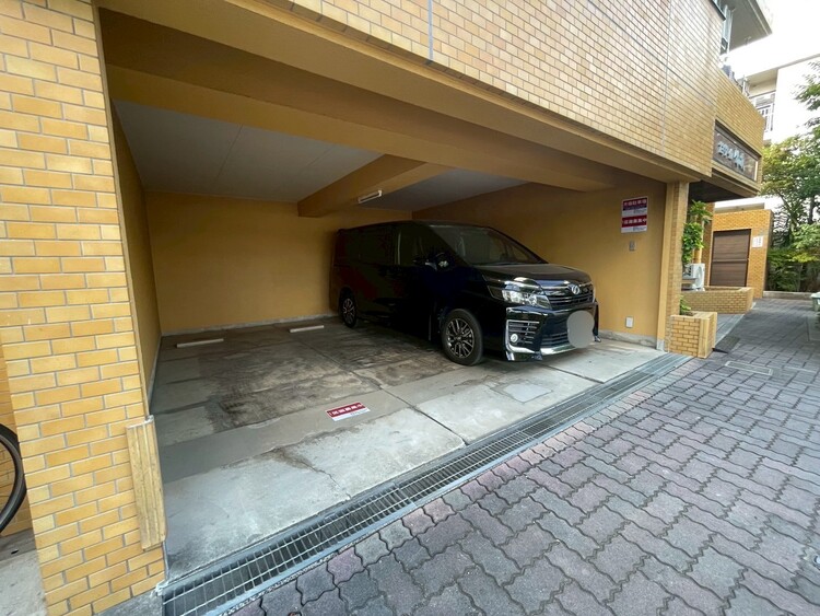 駐車場 本物件の駐車スペースです。車種制限のある場合もございますので、お気軽にお問い合わせくださいませ。