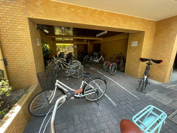 設備 整理整頓された駐輪場で、管理体制の良好さがうかがえます。