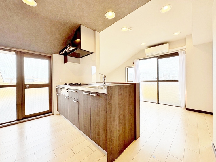 キッチン スマートな意匠と充実の機能を備えたキッチンが、暮らしにおいしい彩りを添えます。