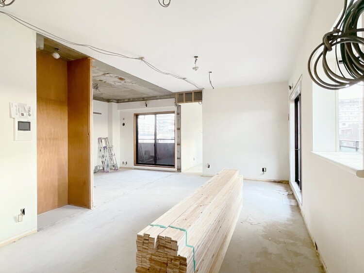 居間 （工事中）豊かな居住性と、安心感を満たすクオリティが見事に調和した住空間。