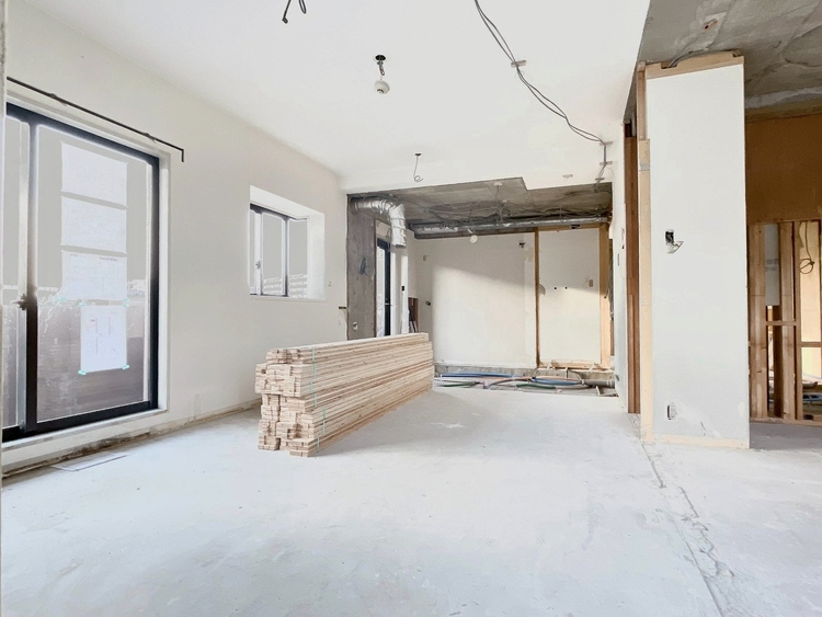 居間 （工事中）飾り過ぎないシンプルな内装と偏り過ぎないデザインで統一しました。