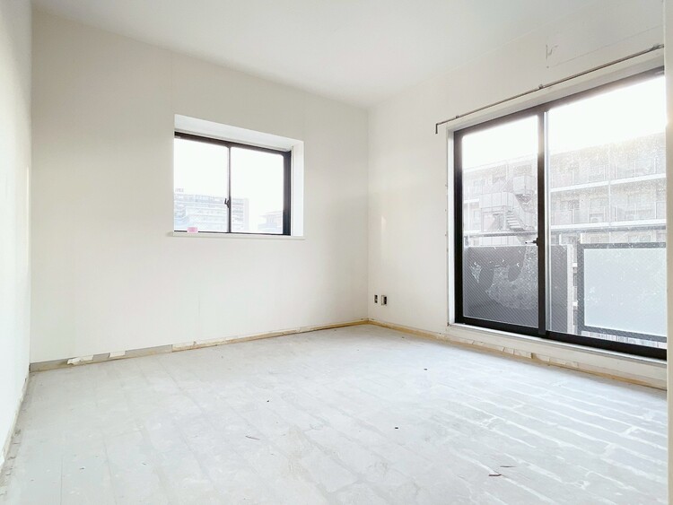 寝室 （工事中）ベッドも十分に設置するスペースがあります。