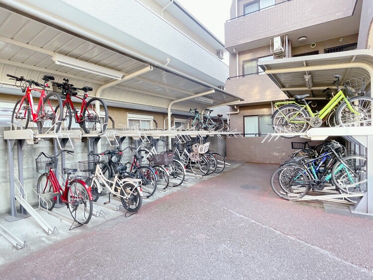 設備 きちんと整備された駐輪場。住む方の心遣いが感じられます。