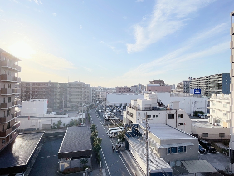 バルコニー 窓を開けると広がる青空。心をリフレッシュして日々を過ごしていきましょう。
