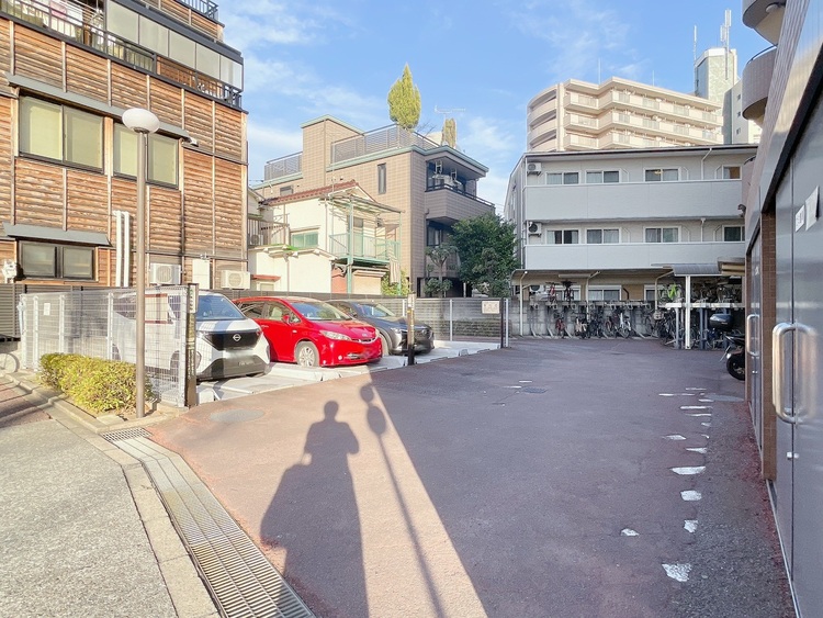 駐車場 本物件の駐車スペースです。車種制限のある場合もございますので、お気軽にお問い合わせくださいませ。