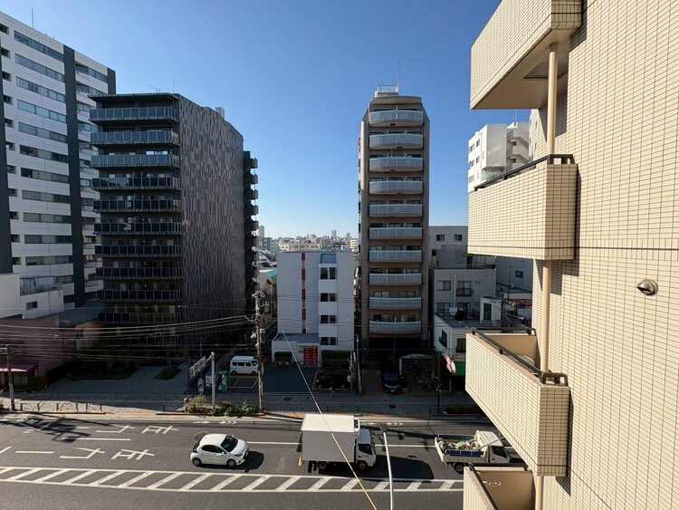 バルコニー 頬をなでる、優しい風を感じることが出来ます。