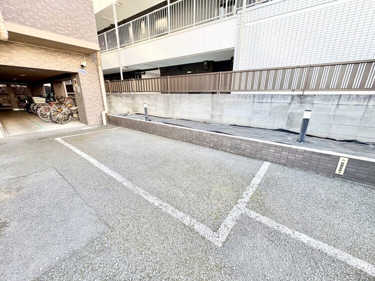 駐車場 本物件の駐車スペースです。車種制限のある場合もございますので、お気軽にお問い合わせくださいませ。