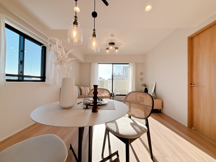 居間 忙しく過ぎゆく日常を置き去るほど、ゆったりした時間が流れるリビング。