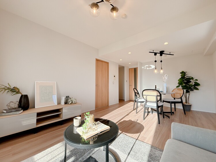 居間 居心地の良い空気感は、暮らしのステージを彩り、心からのやすらぎと満足感を与えてくれます。