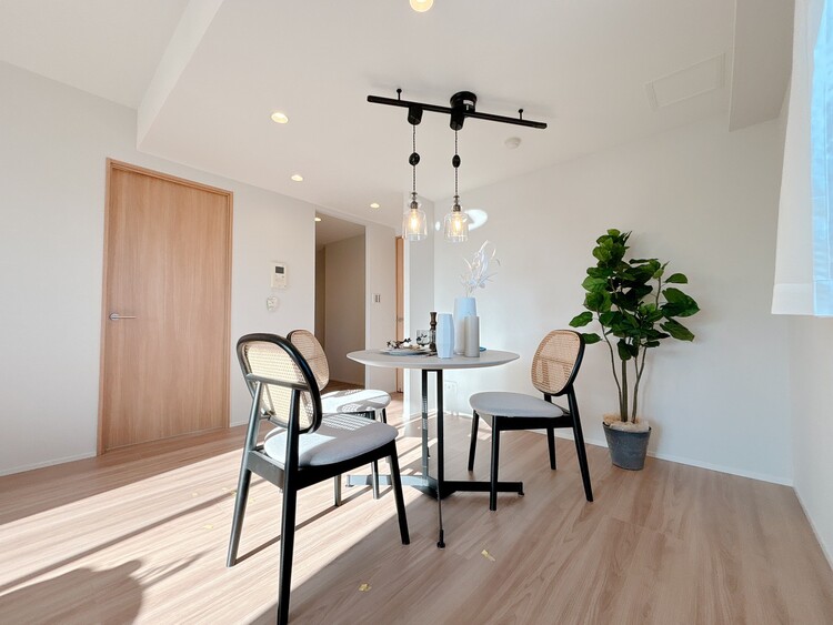 居間 飾り過ぎないシンプルな内装と偏り過ぎないデザインで統一しました。