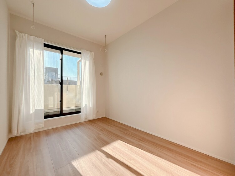 寝室 ベッドも十分に設置するスペースがあります。