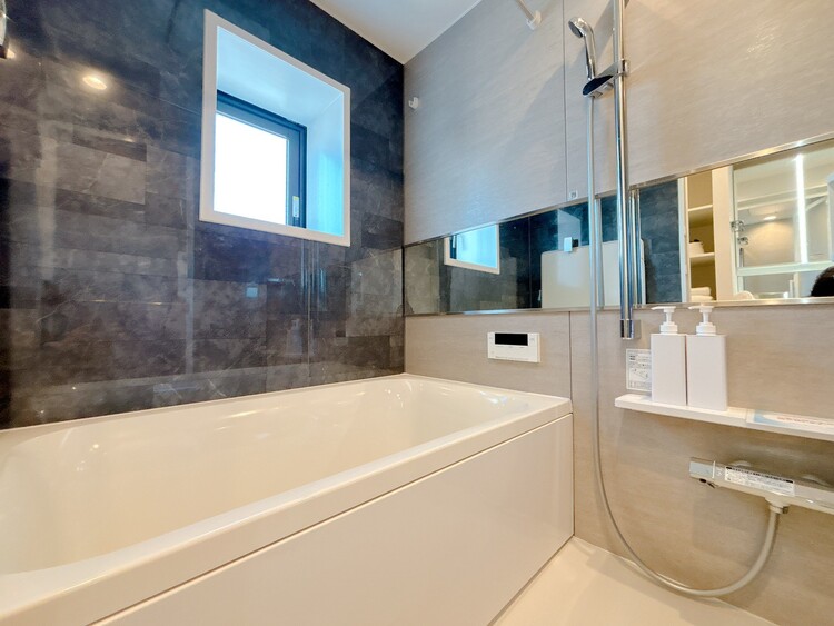 風呂 一日の疲れを癒すバスルームは、心地よいリラックスを叶える清潔感溢れる空間です。