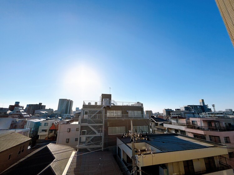 バルコニー 窓を開けると広がる青空。心をリフレッシュして日々を過ごしていきましょう。