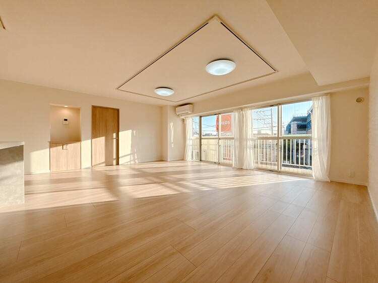 居間 忙しく過ぎゆく日常を置き去るほど、ゆったりした時間が流れるリビング。