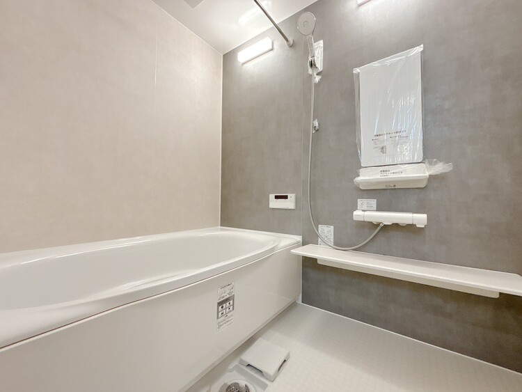 風呂 一日の疲れを癒すバスルームは、心地よいリラックスを叶える清潔感溢れる空間です。