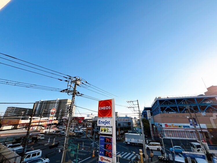 バルコニー 窓を開けると広がる青空。心をリフレッシュして日々を過ごしていきましょう。