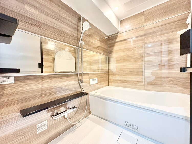 風呂 一日の疲れを癒すバスルームは、心地よいリラックスを叶える清潔感溢れる空間です。