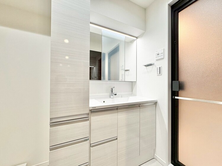 洗面 何かと物が増える場所だからこそ、スッキリと見映えの良い空間に。