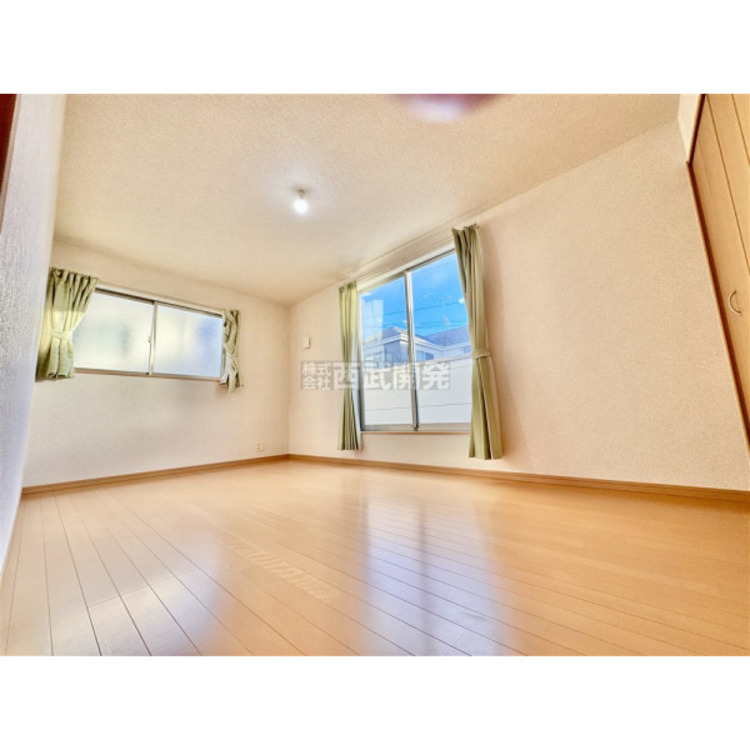 内装 洋室は日当り・通風ともに良好です。明るい部屋はそれだけで気分が晴れやかになりますね。