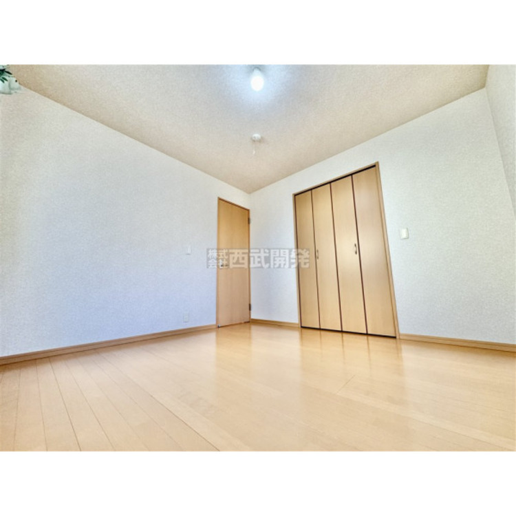 内装 洋服などをすべて収納して室内空間は広々快適