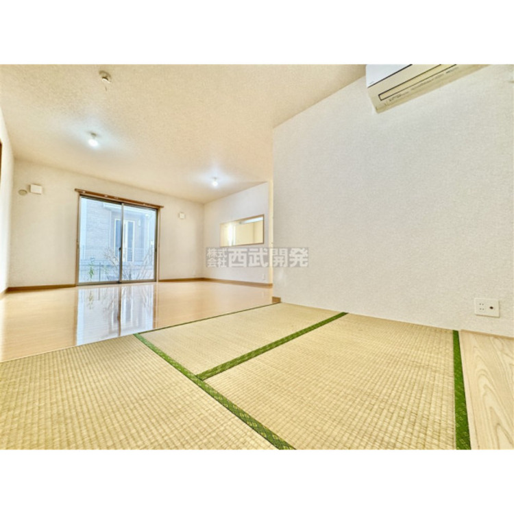 居間 リビングにはタタミコーナーがございます。