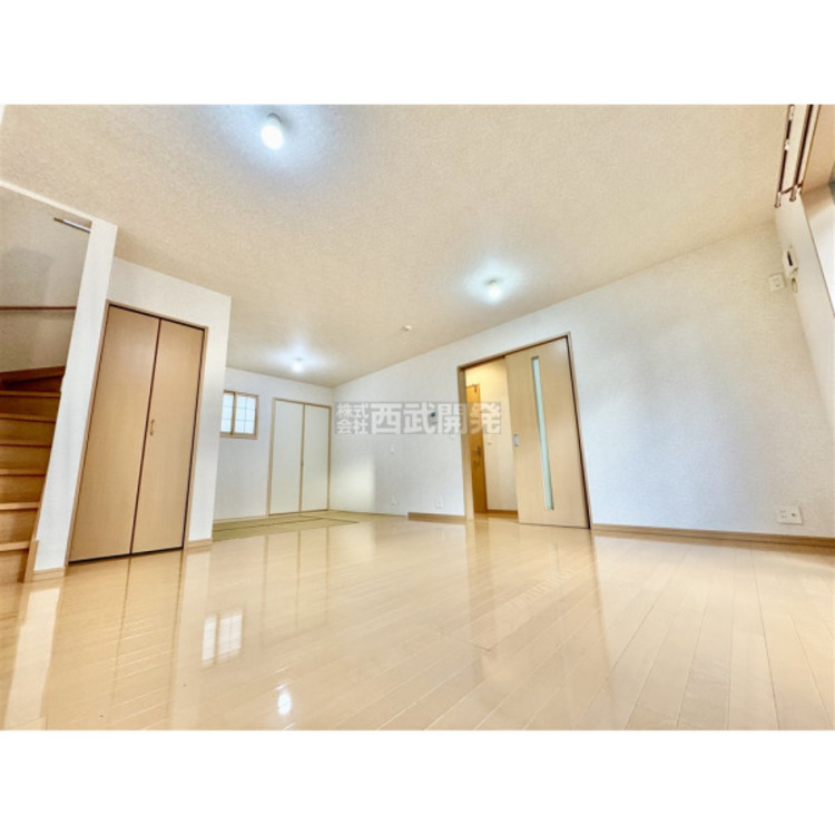 居間 ご家族のコミュニケーションも増える開放的なリビングイン階段です。「ただいま」「おかえり」が聞こえる明るいお家です。