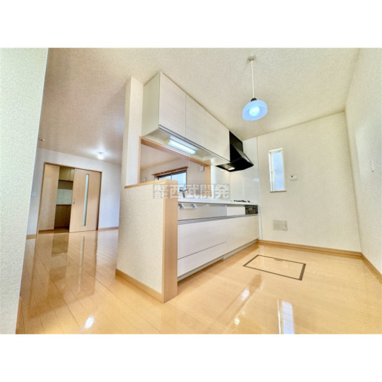 キッチン キッチンの蛇口には浄水機能が付いています。シャワーヘッドタイプなのでお掃除も楽になりますね。