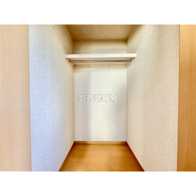 収納 大容量のクローゼット、衣類や鞄のほかに、かさばる荷物や季節物もスッキリ片付きます。