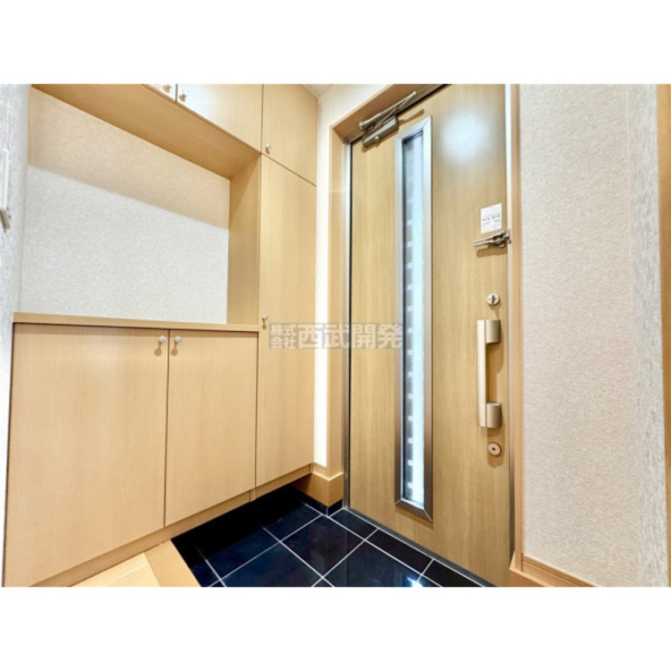 玄関 大きなシューズボックス。中の棚板は可動式なのでブーツや長靴なども楽々収納できます。