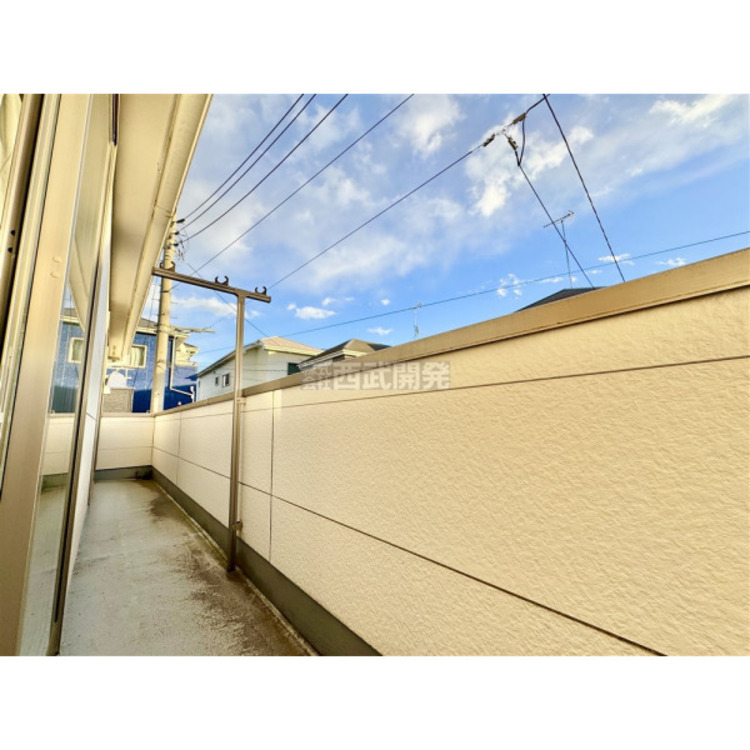 バルコニー 太陽の光が射し込むバルコニーは、洗濯物を干すのが楽しくなりますね。