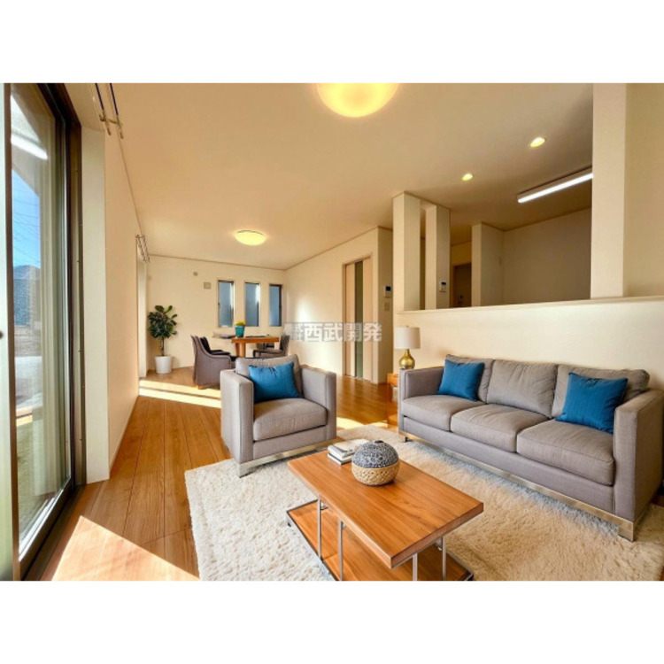 居間 配置してある家具や小物はCGによるイメージです