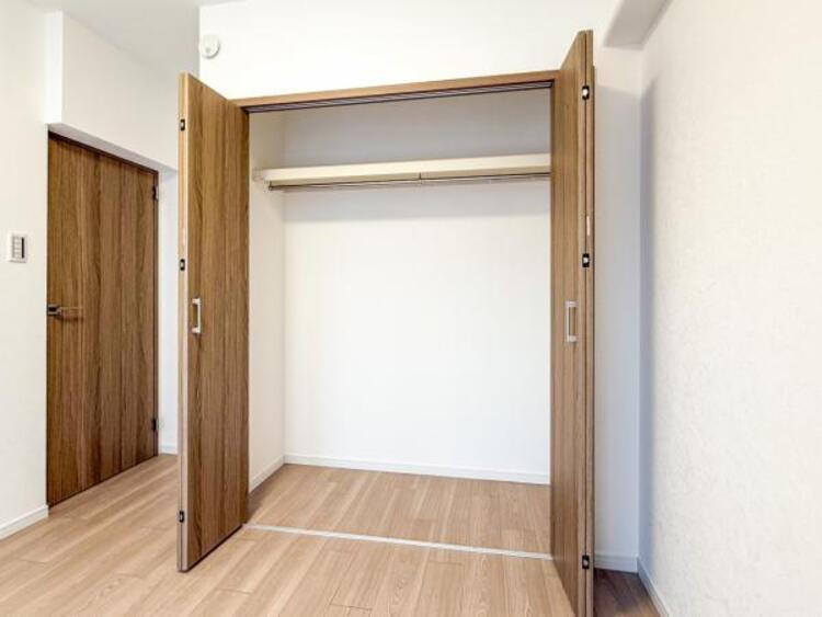 収納 クローゼットは棚やハンガーパイプが付いており、スーツや上着などが収納可能です。