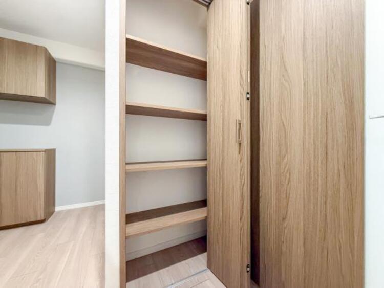 収納 玄関にある収納スペース。空間を効率的に利用し、一日の始まりと終わりを美しく演出します。