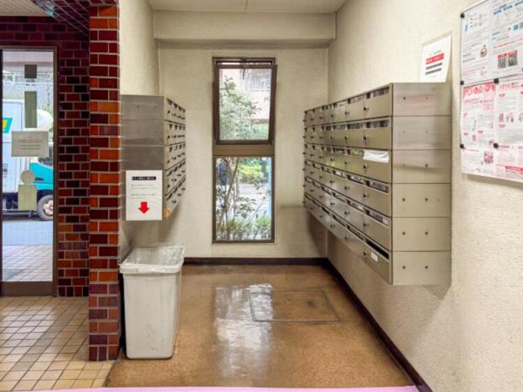 その他 エントランスに備え付けの郵便受けです。