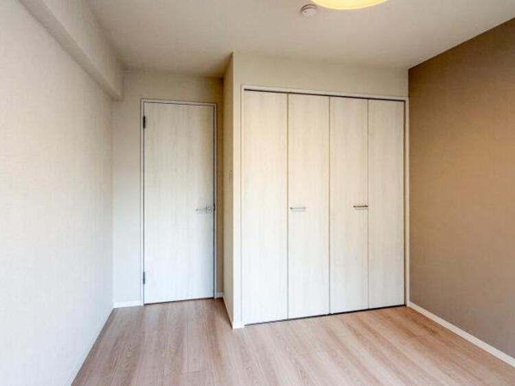 内装 収納スペースを確保しております。季節のお洋服など保管が可能です。居室内に余計な収納をおく必要がないため、ベッドやお布団を置くスペースが確保できます。広い空間で睡眠ができるため、疲れも癒されます。