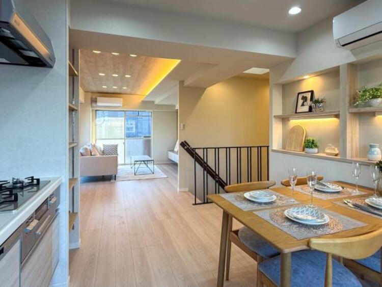 居間 【家具・小物（調度品）は販売価格に含まれません】リビングとつながるお部屋は、お友達が遊びに来た時にも使えますし、ちょっと疲れた時にお昼寝できるのも嬉しいですね。