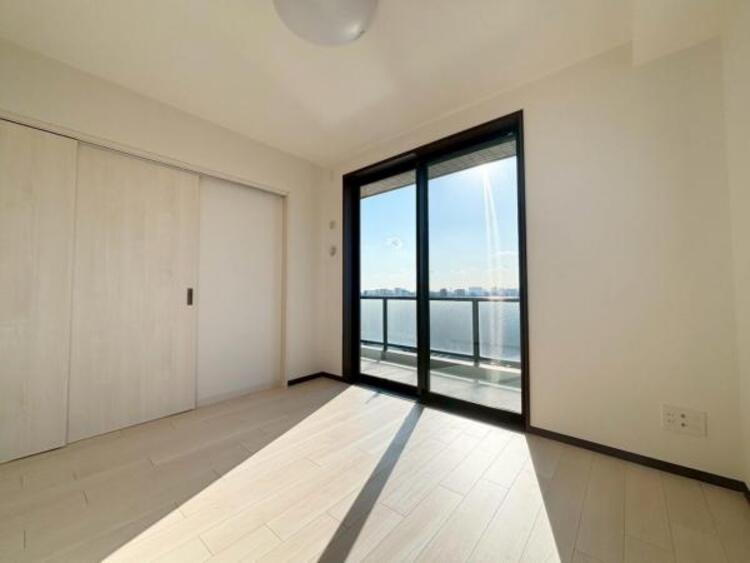 内装 リビングとつながるお部屋は、お友達が遊びに来た時にも使えますし、ちょっと疲れた時にお昼寝できるのも嬉しいですね。