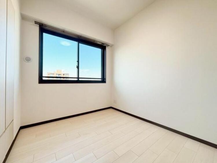 内装 クローゼットは棚やハンガーパイプが付いており、スーツや上着などが収納可能です。ゴルフバッグやスノーボードなど趣味のお荷物も十分収納が可能です。